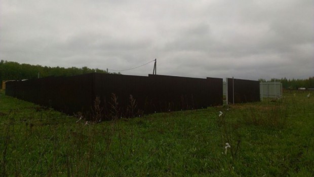 Забор из профнастила с откатными механическими воротами
