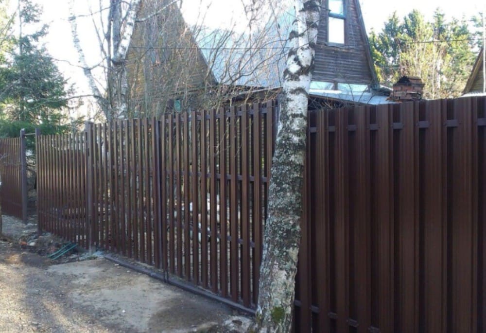 Забор из металлического штакетника Петелино