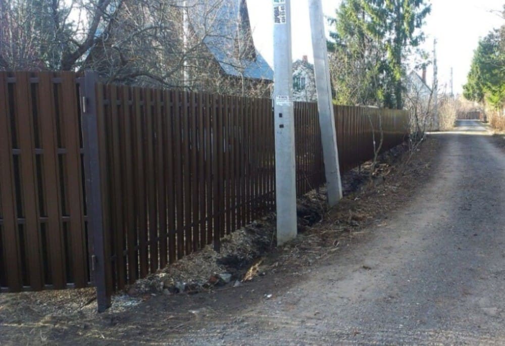 Забор из металлического штакетника Петелино