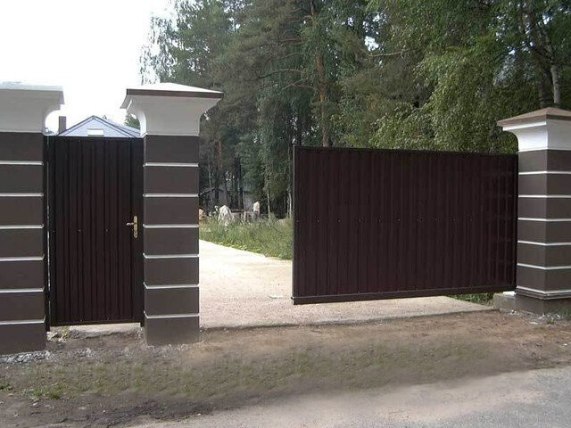 Примеры заборов с распашными воротами и калитками 